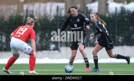 Hamburg, Deutschland. Januar 2024. v.li.: Larissa Mühlhaus (Hamburger SV, 7) am Ball, Einzelbild, Ganzkörper, Aktion, Action, Spielszene, 21.01.2024, Hamburg (Deutschland), Fussball, Testspiel Frauen, Hamburger SV - Holstein Kiel Credit: dpa/Alamy Live News Stockfoto