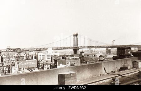 Foto vom Album einer italienischen jüdischen Familie (Jarach), die im Sommer 1933 nach New york und zur internationalen Expo in Chicago reiste. Hier der Blick auf die Brooklin Bridge vom Dach eines Gebäudes in Manhattan (New York) Stockfoto