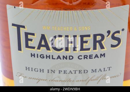 Kiew, Ukraine - 04. Dezember 2022: Teacher's Highland Cream Scotch Whisky Flaschenetikett. Teacher's Highland Cream ist eine Marke von gemischtem Scotch Stockfoto