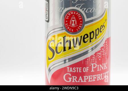 Kiew, Ukraine - 15. Dezember 2022: Studio-Shooting von Schweppes Pink Grapefruit Original kann Nahaufnahme vor weißem Hintergrund. Schweppes ist ein Schweizer Biber Stockfoto