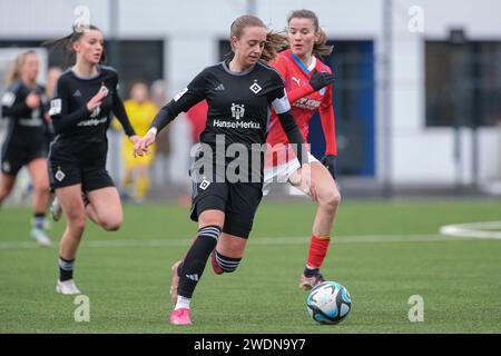 Hamburg, Deutschland. Januar 2024. v.li.: Victoria Schulz (Hamburger SV, 19) am Ball, Einzelbild, Ganzkörper, Aktion, Action, Spielszene, 21.01.2024, Hamburg (Deutschland), Fussball, Testspiel Frauen, Hamburger SV - Holstein Kiel Credit: dpa/Alamy Live News Stockfoto