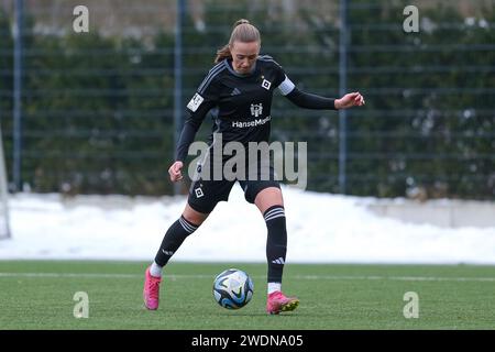 Hamburg, Deutschland. Januar 2024. v.li.: Victoria Schulz (Hamburger SV, 19) am Ball, Einzelbild, Ganzkörper, Aktion, Action, Spielszene, 21.01.2024, Hamburg (Deutschland), Fussball, Testspiel Frauen, Hamburger SV - Holstein Kiel Credit: dpa/Alamy Live News Stockfoto