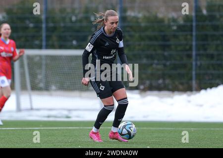 Hamburg, Deutschland. Januar 2024. v.li.: Victoria Schulz (Hamburger SV, 19) am Ball, Einzelbild, Ganzkörper, Aktion, Action, Spielszene, 21.01.2024, Hamburg (Deutschland), Fussball, Testspiel Frauen, Hamburger SV - Holstein Kiel Credit: dpa/Alamy Live News Stockfoto