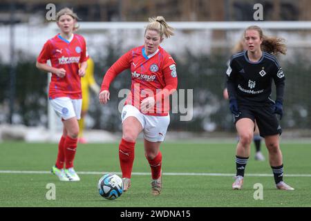 Hamburg, Deutschland. Januar 2024. v.li.: Sarah Begunk (Holstein Kiel, 10) am Ball, Einzelbild, Ganzkörper, Aktion, Action, Spielszene, 21.01.2024, Hamburg (Deutschland), Fussball, Testspiel Frauen, Hamburger SV - Holstein Kiel Credit: dpa/Alamy Live News Stockfoto