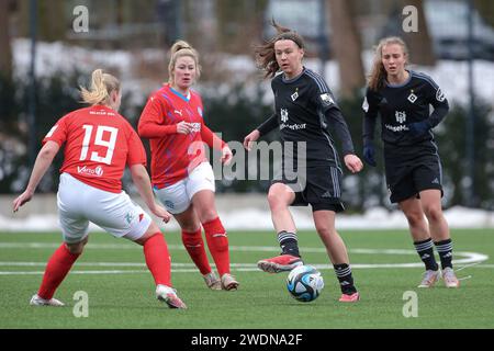 Hamburg, Deutschland. Januar 2024. v.li.: Larissa Mühlhaus (Hamburger SV, 7) am Ball, Einzelbild, Ganzkörper, Aktion, Action, Spielszene, 21.01.2024, Hamburg (Deutschland), Fussball, Testspiel Frauen, Hamburger SV - Holstein Kiel Credit: dpa/Alamy Live News Stockfoto