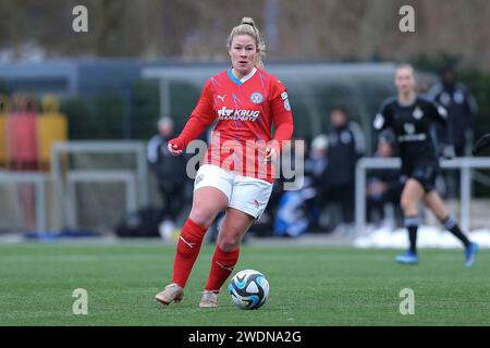 Hamburg, Deutschland. Januar 2024. v.li.: Sarah Begunk (Holstein Kiel, 10) am Ball, Einzelbild, Ganzkörper, Aktion, Action, Spielszene, 21.01.2024, Hamburg (Deutschland), Fussball, Testspiel Frauen, Hamburger SV - Holstein Kiel Credit: dpa/Alamy Live News Stockfoto