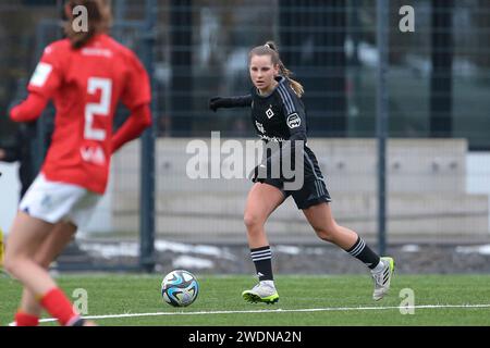 Hamburg, Deutschland. Januar 2024. v.li.: Antonia Fischer (Hamburger SV, 13) am Ball, Einzelbild, Ganzkörper, Aktion, Action, Spielszene, 21.01.2024, Hamburg (Deutschland), Fussball, Testspiel Frauen, Hamburger SV - Holstein Kiel Credit: dpa/Alamy Live News Stockfoto