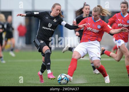 Hamburg, Deutschland. Januar 2024. v.li.: Victoria Schulz (Hamburger SV, 19) im Zweikampf, Duell, Dynamik, Aktion, Action, Spielszene, 21.01.2024, Hamburg (Deutschland), Fussball, Testspiel Frauen, Hamburger SV - Holstein Kiel Credit: dpa/Alamy Live News Stockfoto