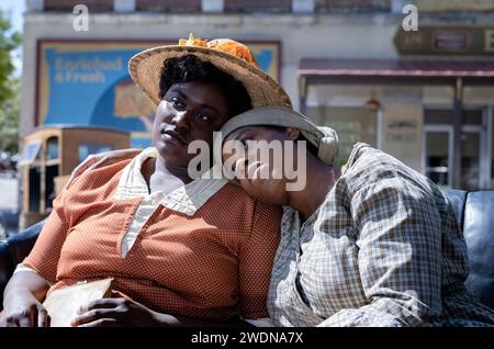 The Color Purple (2024) von Blitz Bazawule mit Danielle Brooks und Fantasia Barrino. Eine jahrzehntelange Geschichte über Liebe und Widerstandskraft und über den Weg einer Frau in die Unabhängigkeit. Celie sieht sich in ihrem Leben vielen Schwierigkeiten ausgesetzt, findet aber letztlich außergewöhnliche Kraft und Hoffnung in den unzerbrechlichen Banden der Schwesternschaft. Werbefoto ***NUR REDAKTIONELLE VERWENDUNG***. Quelle: BFA / Eli Adé / Warner Bros Stockfoto