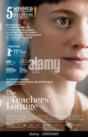 The Teachers' Lounge (2023) unter der Regie von Ilker Catak mit Leonie Benesch, Leonard Stettnisch und Eva Löbau. Als einer ihrer Schüler des Diebstahls verdächtigt wird, beschließt Lehrerin Carla Nowak, der Sache auf den Grund zu gehen. Gefangen zwischen ihren Idealen und dem Schulsystem drohen die Folgen ihres Handelns, sie zu brechen. US-Poster mit einem Blatt ***NUR FÜR REDAKTIONELLE ZWECKE***. Quelle: BFA/Sony Pictures Classics Stockfoto