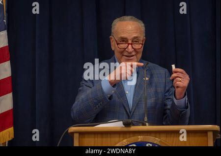 New York, Usa. Januar 2024. NEW YORK, NEW YORK – 21. JANUAR: Senat Majority Leader, US-Senator Chuck Schumer (D-NY), im Gespräch mit Dr. Mike Varshavski, fordert die Federal Trade Commission (FTC) und die Food and Drug Administration (FDA) auf, am 21. Januar 2024 in New York City eine Untersuchung über das Marketing von Nikotinbeuteln im Besitz von Philip Morris International im Besitz von „ZYN“ durchzuführen. Quelle: Ron Adar/Alamy Live News Stockfoto