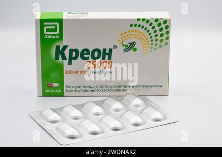 Kiew, Ukraine - 24. Oktober 2023: Creon Pankreatin 25000 Medikament von Abbott gegen exokrine Pankreasinsuffizienz, die durch chronische Pankreati verursacht werden kann Stockfoto