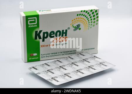 Kiew, Ukraine - 24. Oktober 2023: Creon Pankreatin 25000 Medikament von Abbott gegen exokrine Pankreasinsuffizienz, die durch chronische Pankreati verursacht werden kann Stockfoto