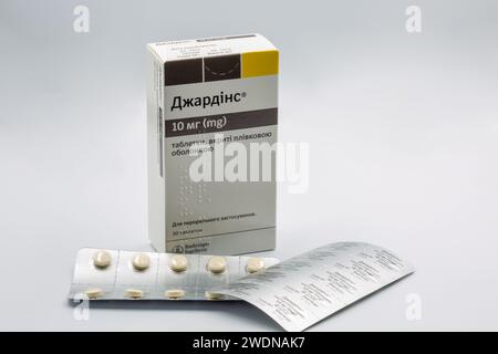 Kiew, Ukraine - 24. Oktober 2023: Studio Shot von Jardiance Tabletten, Arzneimittel gegen Diabetes mellitus (DM) oder hohen Blutzucker von Boehringer Ingelheim. E Stockfoto