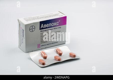 Kiew, Ukraine - 24. Oktober 2023: Studio-Shooting von Avelox moxifloxacin Kapseln Box und Blisterpackung von Bayer Closeup auf weiß. Es ist ein Antibiotikum, das man gewohnt ist Stockfoto