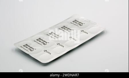 Kiew, Ukraine - 24. Oktober 2023: Nolpaza Pantoprazol by KRKA Tabletten Blisterpackung gegen weiß. Es wird hauptsächlich zur Behandlung von Gastroösophag angewendet Stockfoto