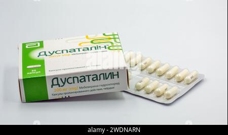 Kiew, Ukraine - 24. Oktober 2023: Duspatalin mebeverine von Abbott Pack und Blisterpackung. Es handelt sich um krampflösende Tabletten zur Behandlung von Reizdarm Stockfoto