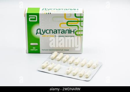 Kiew, Ukraine - 24. Oktober 2023: Duspatalin mebeverine von Abbott Pack und Blisterpackung. Es handelt sich um krampflösende Tabletten zur Behandlung von Reizdarm Stockfoto