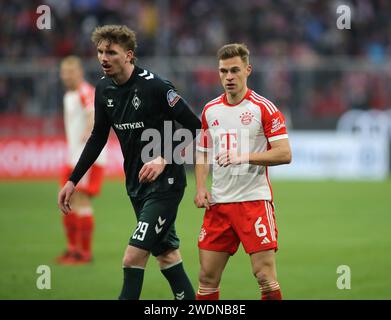 München, Deutschland 21. Januar 2024: Fussball, Herren, Bundesliga, Saison 2023/2024, FC Bayern München - SV Werder Bremen, Allianz Arena Nick Woltemade (SV Werder Bremen) (li.) mit Joshua Kimmich (FC Bayern München) (re.) DFB- und DFL-Vorschriften verbieten die Verwendung von Fotos als Bildsequenzen und/oder Quasi-Video Stockfoto