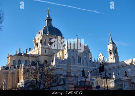 Seiteneingang der Almudena-Kathedrale, Kathedrale neben dem Königspalast in Madrid. Spanien Stockfoto