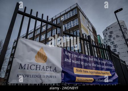 London, Großbritannien. Januar 2024. Die Michaela Community School ist eine gemischte, kostenlose Sekundarschule in Wembley, Greater London, England. Sie wurde im September 2014 mit Katharine Birbalsingh als Direktorin und Suella Braverman als erster Gouverneursvorsitzender gegründet. Sie wurde als die „strengste Schule Großbritanniens“ bezeichnet und erreichte unter der ersten Schülerkohorte des Landes eine der besten GCSE-Ergebnisse. In den Jahren 2022 und 2023 war die Wertschöpfung an der GCSE die höchste aller Schulen in England. Guy Corbishley/Alamy Live News Stockfoto