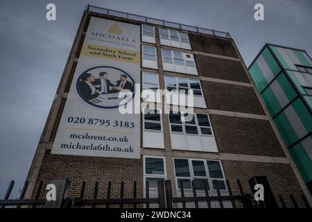 London, Großbritannien. Januar 2024. Die Michaela Community School ist eine gemischte, kostenlose Sekundarschule in Wembley, Greater London, England. Sie wurde im September 2014 mit Katharine Birbalsingh als Direktorin und Suella Braverman als erster Gouverneursvorsitzender gegründet. Sie wurde als die „strengste Schule Großbritanniens“ bezeichnet und erreichte unter der ersten Schülerkohorte des Landes eine der besten GCSE-Ergebnisse. In den Jahren 2022 und 2023 war die Wertschöpfung an der GCSE die höchste aller Schulen in England. Guy Corbishley/Alamy Live News Stockfoto