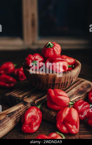 Rote Habanero-Paprika in Holzschale Stockfoto