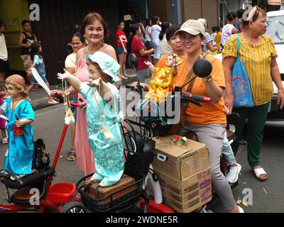 Malabon, Philippinen. Januar 2024. Eine Frau pariert ihren Sto. Niño repliziert auf ihrem Elektrofahrrad während der Feier des Heiligen Jesuskindes. Das Fest Sto. Niño oder das heilige Kind Jesus wird jeden dritten Sonntag im Januar gefeiert, die Repliken werden im ganzen Land aufgestellt. Sie symbolisieren die Geburt des Katholizismus auf den Philippinen vor mehr als 500 Jahren. (Foto von Josefiel Rivera/SOPA Images/SIPA USA) Credit: SIPA USA/Alamy Live News Stockfoto