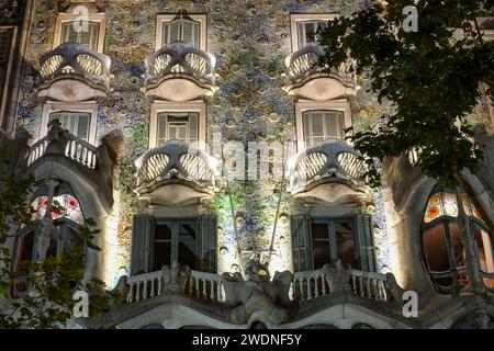 Casa Batlló bei Nacht, ein berühmtes Gebäude in Barcelona, entworfen von Antoni Gaudi und erbaut 1877. Stockfoto