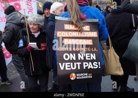 La gauche et les syndicats unis contre la loi Immigration, dite loi Darmanin ont défilé du Trocadéro à la Place de la concorde à Paris Stockfoto