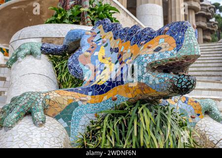 Parc Güell ist ein berühmter Park in Barcelona, der von Antoni Gaudi entworfen wurde. Sie wurde 1900-1914 erbaut und gehört seit 1984 zum UNESCO-Weltkulturerbe. Stockfoto