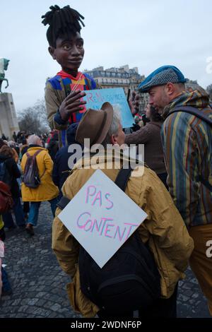 La gauche et les syndicats unis contre la loi Immigration, dite loi Darmanin ont défilé du Trocadéro à la Place de la concorde à Paris Stockfoto