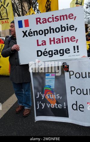 La gauche et les syndicats unis contre la loi Immigration, dite loi Darmanin ont défilé du Trocadéro à la Place de la concorde à Paris Stockfoto