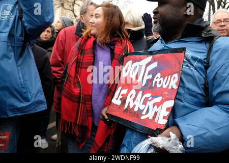 La gauche et les syndicats unis contre la loi Immigration, dite loi Darmanin ont défilé du Trocadéro à la Place de la concorde à Paris Stockfoto