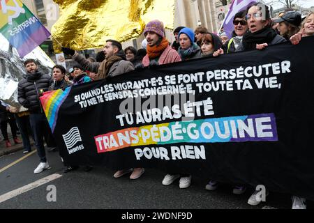 La gauche et les syndicats unis contre la loi Immigration, dite loi Darmanin ont défilé du Trocadéro à la Place de la concorde à Paris Stockfoto