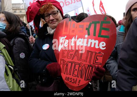 La gauche et les syndicats unis contre la loi Immigration, dite loi Darmanin ont défilé du Trocadéro à la Place de la concorde à Paris Stockfoto