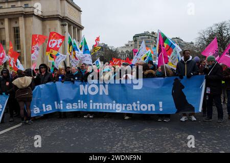 La gauche et les syndicats unis contre la loi Immigration, dite loi Darmanin ont défilé du Trocadéro à la Place de la concorde à Paris Stockfoto