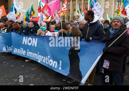 La gauche et les syndicats unis contre la loi Immigration, dite loi Darmanin ont défilé du Trocadéro à la Place de la concorde à Paris Stockfoto