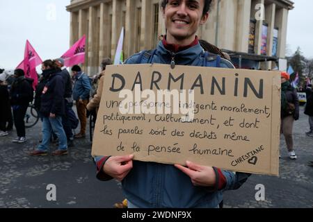 La gauche et les syndicats unis contre la loi Immigration, dite loi Darmanin ont défilé du Trocadéro à la Place de la concorde à Paris Stockfoto