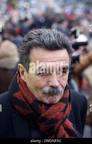 La gauche et les syndicats unis contre la loi Immigration, dite loi Darmanin ont défilé du Trocadéro à la Place de la concorde à Paris Stockfoto