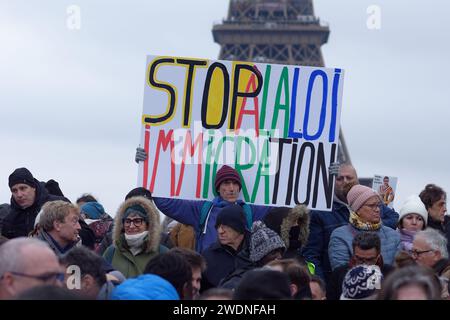 La gauche et les syndicats unis contre la loi Immigration, dite loi Darmanin ont défilé du Trocadéro à la Place de la concorde à Paris Stockfoto