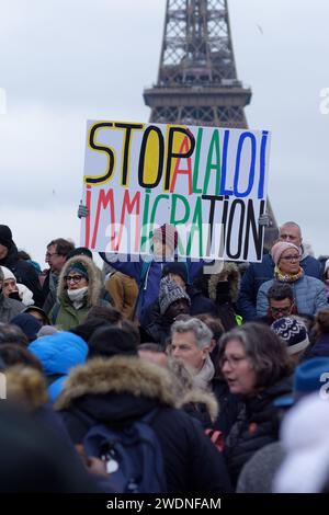 La gauche et les syndicats unis contre la loi Immigration, dite loi Darmanin ont défilé du Trocadéro à la Place de la concorde à Paris Stockfoto