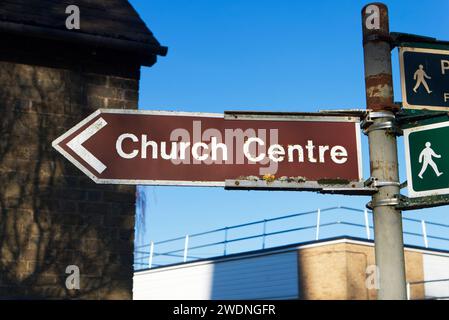 Schild für das Kirchenzentrum neben dem Kirchsaal und dem Friedhof in Fenstanton, Cambridgeshire Stockfoto