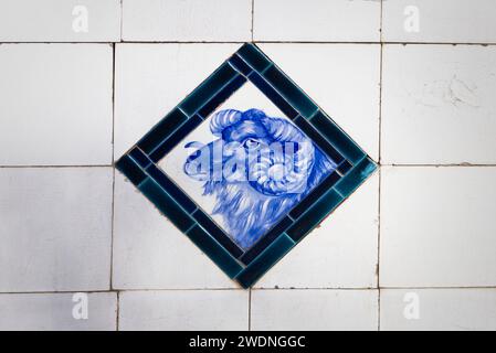 RAM Imagery on the Tiles vor dem Old Metzgerladen in St Ives, Cambridgeshire Stockfoto