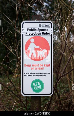 Hunde müssen auf einem Bleischild in Stagsden, Bedfordshire, aufbewahrt werden Stockfoto