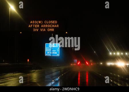 M73 südlich von Glasgow, Schottland, Großbritannien. Januar 2024. Wetter in Großbritannien: Schild über dem Dach, das den Autofahrern anzeigt, dass die A83 nach Arrochar geschlossen ist, und sei dankbar und der Verkehr wurde auf die Old Military Road umgeleitet. Dies ist auf die Vorhersage für starke anhaltende Regenfälle und die aktuellen Hangbedingungen aufgrund des Sturms Isha zurückzuführen. Quelle: Kay Roxby/Alamy Live News Stockfoto