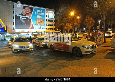 Straßenszenen zur späten Stunde Impressionen zur späten Stunde am Essener Hauptbahnhof und dessen Umfeld mit dem Taxistand Essen Nordrhein-Westfalen Deutschland Hauptbahnhof *** Straßenszenen spät in der Nacht Impressionen spät in der Nacht am Essener Hauptbahnhof und seiner Umgebung mit dem Taxistand Essen Nordrhein-Westfalen Deutschland Hauptbahnhof Stockfoto