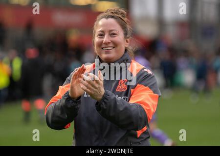 Dratford, Großbritannien. Januar 2024. Princes Park, Dartford, England, 21. Januar 2024 Crystal Palace Managerin Laura Kaminski dankt den Fans bei der letzten Pfeife des FA Womens Championship Match zwischen London City Lionesses und Crystal Palace im Princes Park, Dartford, England (Stephen Flynn/SPP) Credit: SPP Sport Press Photo. /Alamy Live News Stockfoto