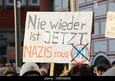 Coburg, Deutschland. Januar 2024. Während einer Demonstration wird ein Plakat mit der Aufschrift "Nazis raus" und "nie wieder bedeutet jetzt" hoch gehalten. Demonstranten und Organisationen wie die Grünen und Fridays for Future versammeln sich, um gegen das rechte Treffen zu protestieren, das kürzlich in der Nähe von Potsdam stattfand. An der Sitzung nahmen AFD-Mitglieder Teil, und es wurden Pläne zur Abschiebung von Bürgern diskutiert, die sich nicht in das Leben in Deutschland integrieren konnten. (Foto: Liam Cleary/SOPA Images/SIPA USA) Credit: SIPA USA/Alamy Live News Stockfoto