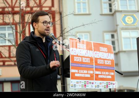 Coburg, Deutschland. Januar 2024. Der deutsche Grüne Abgeordnete Johannes Wagner spricht während der Anti-AFD-Demonstration. Demonstranten und Organisationen wie die Grünen und Fridays for Future versammeln sich, um gegen das rechte Treffen zu protestieren, das kürzlich in der Nähe von Potsdam stattfand. An der Sitzung nahmen AFD-Mitglieder Teil, und es wurden Pläne zur Abschiebung von Bürgern diskutiert, die sich nicht in das Leben in Deutschland integrieren konnten. (Foto: Liam Cleary/SOPA Images/SIPA USA) Credit: SIPA USA/Alamy Live News Stockfoto